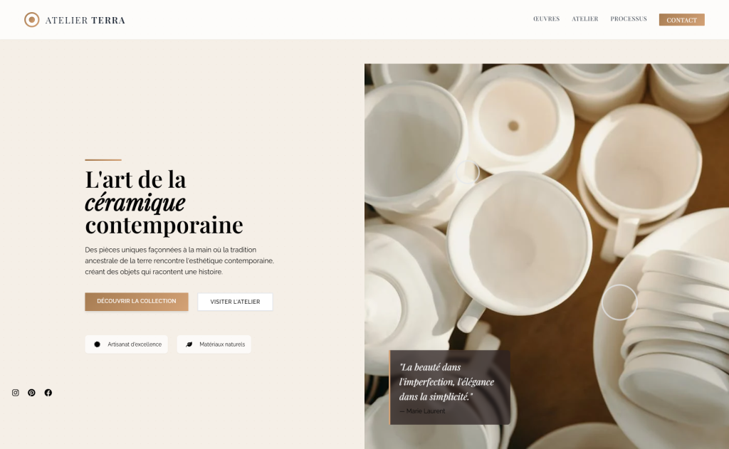 Page d'accueil élégante du site internet Atelier Terra présentant l'art de la céramique contemporaine avec un design épuré, une collection de pièces blanches artisanales en argile (tasses, bols et vases) disposées sur fond beige, accompagnée d'un texte descriptif sur les créations façonnées à la main et des boutons de navigation pour découvrir la collection et visiter l'atelier - parfait exemple de site vitrine pour artisan d'art céramiste.